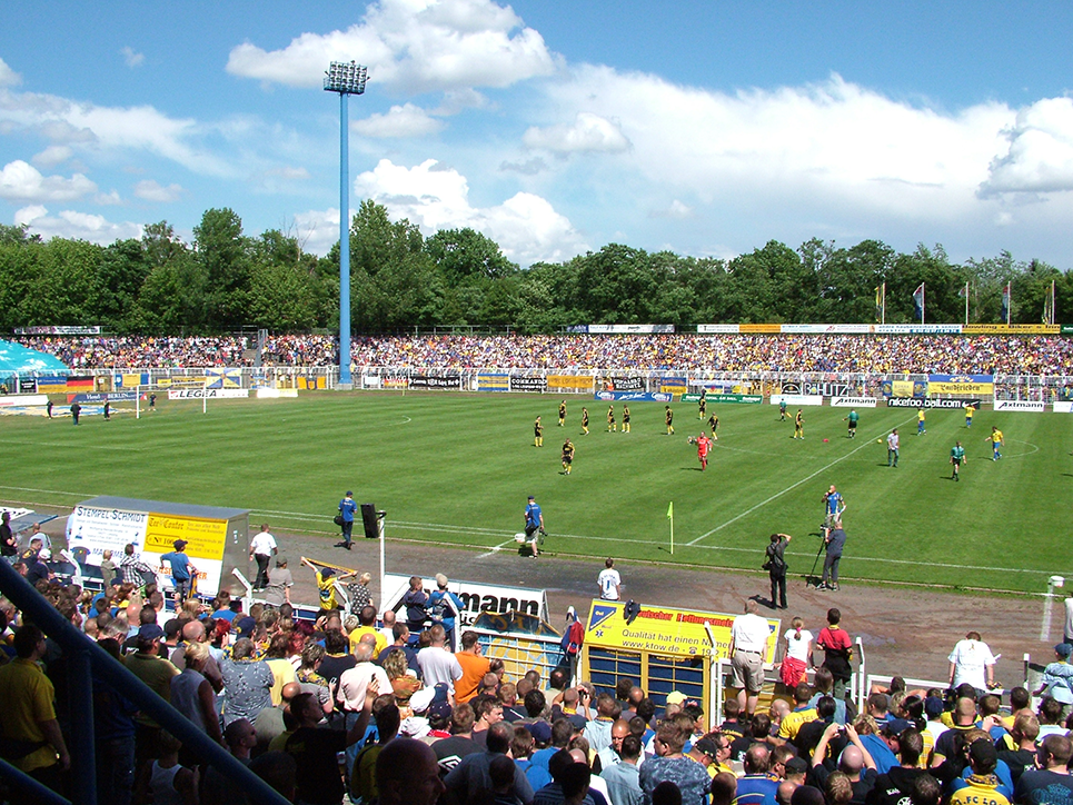  Das gutbesuchte Bruno-Plache-Stadion