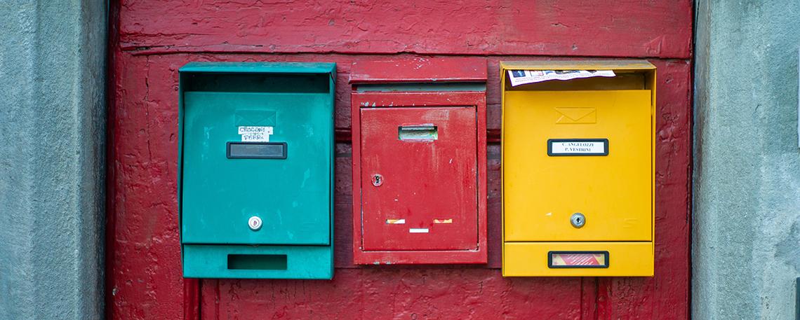 Drei bunte Briefkäste